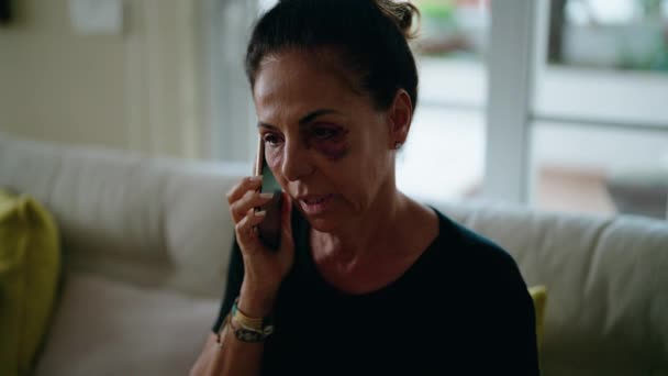 在家中寻求家庭暴力帮助的中年惊慌失措的眼睛上有伤痕的女人 — 图库视频影像