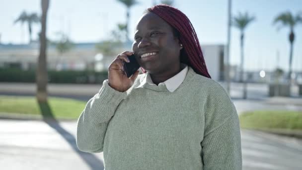 Wanita Afrika Dengan Rambut Dikepang Berbicara Telepon Jalan — Stok Video