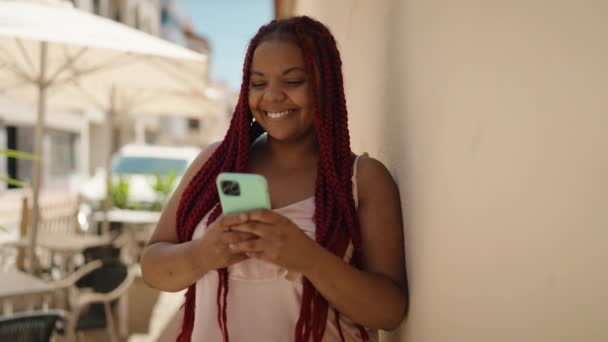 非洲裔美国女人在街上用智能手机充满自信地微笑 — 图库视频影像