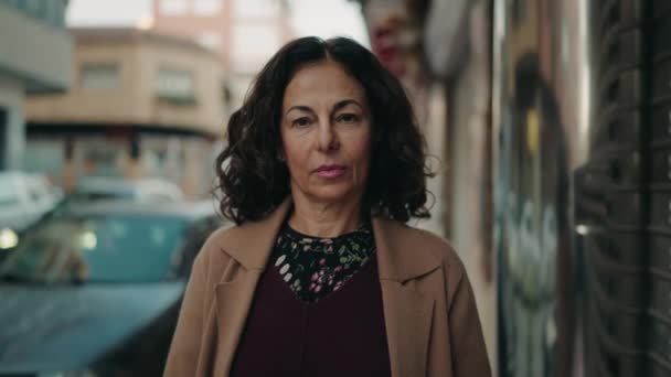 Mujer Hispana Mediana Edad Sonriendo Confiada Pie Calle — Vídeos de Stock
