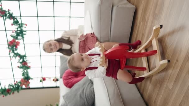 Bruder Und Schwester Spielen Mit Rentieren Die Hause Weihnachtsbaum Schaukeln — Stockvideo