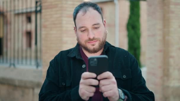 Νέοι Συν Μέγεθος Άνθρωπος Χαμογελά Αυτοπεποίθηση Χρησιμοποιώντας Smartphone Στο Δρόμο — Αρχείο Βίντεο