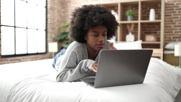 African American Woman Using Laptop Lying Bed Bedroom — Vídeo de Stock
