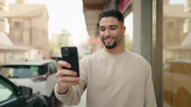 Молодий Арабський Чоловік Посміхається Впевнений Має Відеодзвінок Вулиці — стокове відео