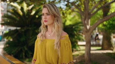 Parkta kendine güvenen genç bir kadın.