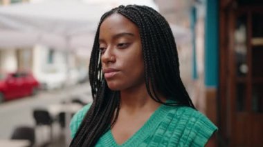 Sokakta kendine güvenen Afrikalı Amerikalı kadın gülümsüyor