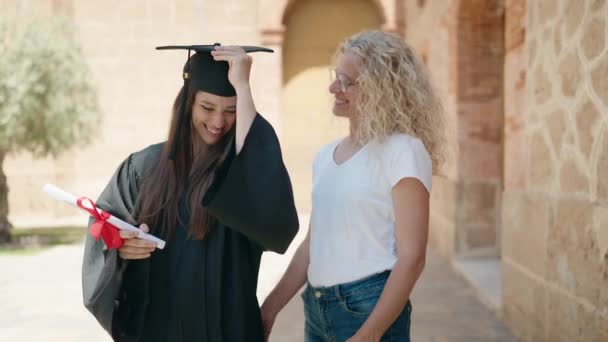 Dos Mujeres Madre Hija Graduada Lanzando Sombrero Universidad Del Campus — Vídeo de stock