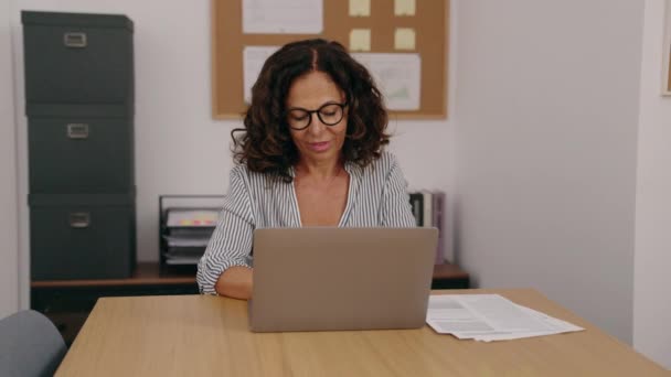 Жінка Середнього Віку Бізнесмен Використовує Ноутбук Працює Офісі — стокове відео
