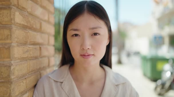 Mulher Chinesa Sorrindo Confiante Rua — Vídeo de Stock