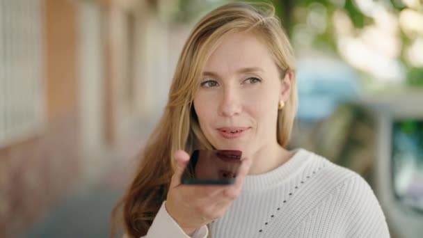 Młoda Blondynka Uśmiecha Się Pewnie Rozmawiając Przez Smartfona Ulicy — Wideo stockowe