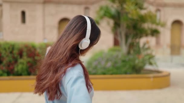Joven Mujer Hispana Sonriendo Confiada Escuchando Música Parque — Vídeos de Stock