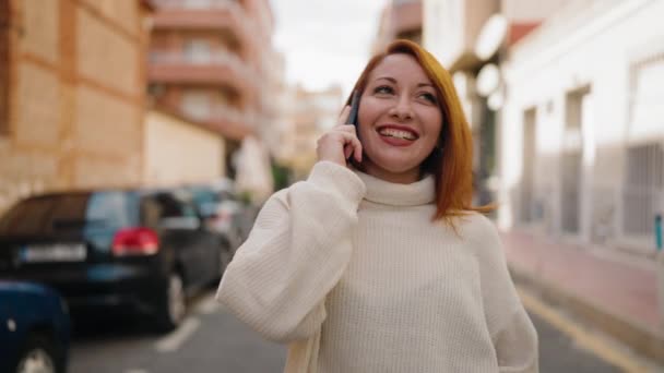 Młoda Ruda Kobieta Uśmiecha Się Pewnie Rozmawiając Smartfonie Ulicy — Wideo stockowe