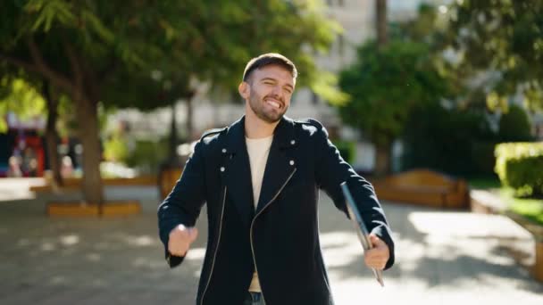 Fiatal Spanyol Férfi Kezében Laptop Táncol Parkban — Stock videók