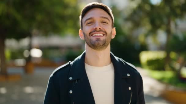 Joven Hombre Hispano Sonriendo Confiado Caminando Parque — Vídeo de stock