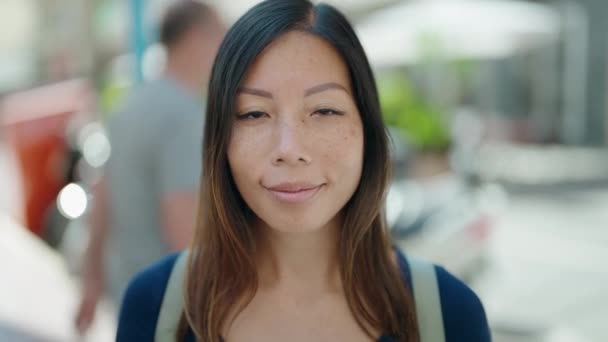 Jonge Aziatische Vrouw Glimlachen Zelfverzekerd Staan Bij Coffeeshop Terras — Stockvideo