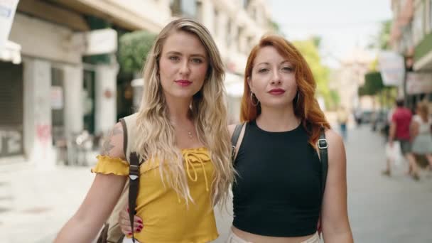 Dos Mujeres Abrazándose Haciendo Gesto Fuerte Con Los Brazos Calle — Vídeos de Stock
