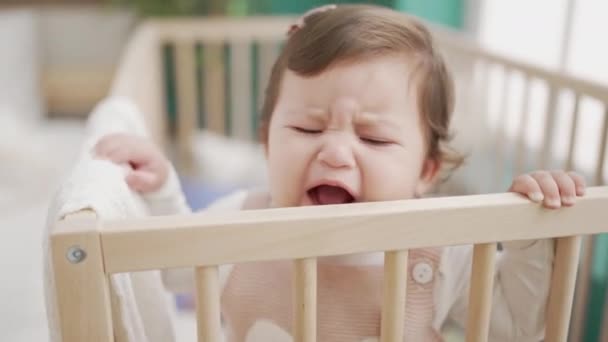 可爱的幼儿站在摇篮上 在卧室哭泣 — 图库视频影像