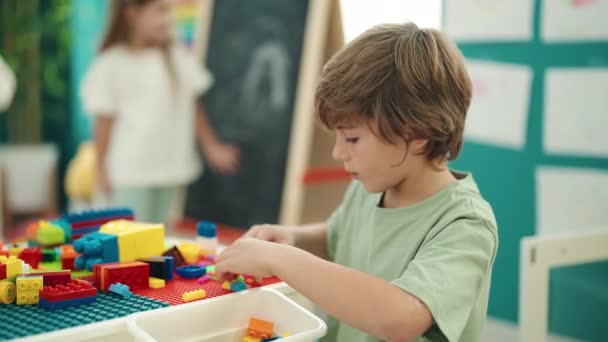 Bruder Und Schwester Spielen Kindergarten Mit Bauklötzen Tisch — Stockvideo