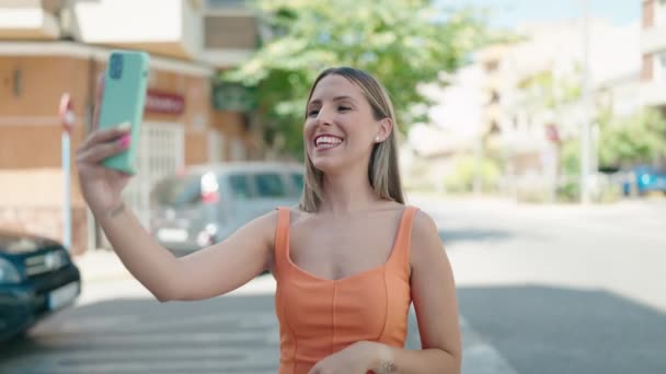 Joven Hermosa Mujer Hispana Sonriendo Confiada Teniendo Videollamada Calle — Vídeos de Stock