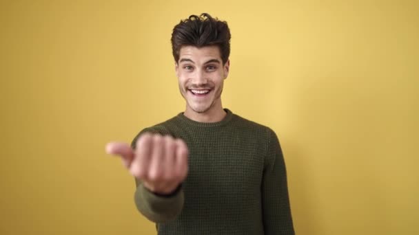 Genç Spanyol Adam Gülümsüyor Kendinden Emin Elleri Izole Edilmiş Sarı — Stok video