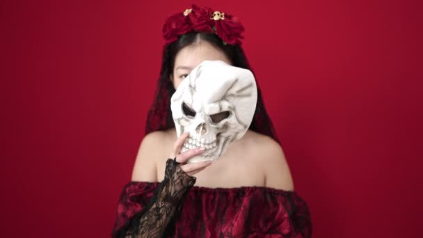 Jovem Chinês Mulher Vestindo Katrina Traje Segurando Crânio Máscara Sobre — Vídeo de Stock