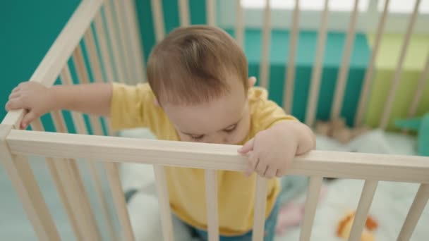 Adorável Hispânico Bebê Segurando Carro Berço Quarto — Vídeo de Stock