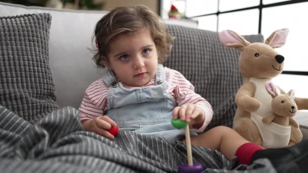 Bedårande Latinamerikansk Flicka Leker Med Tunnband Spel Sitter Soffan Julgran — Stockvideo