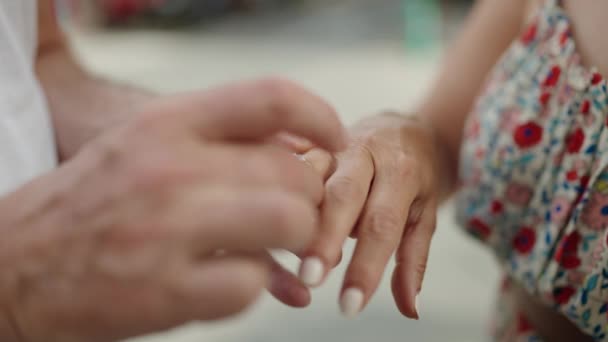 Erkek Kadın Çift Sokağa Nişan Yüzüğü Takıyor — Stok video