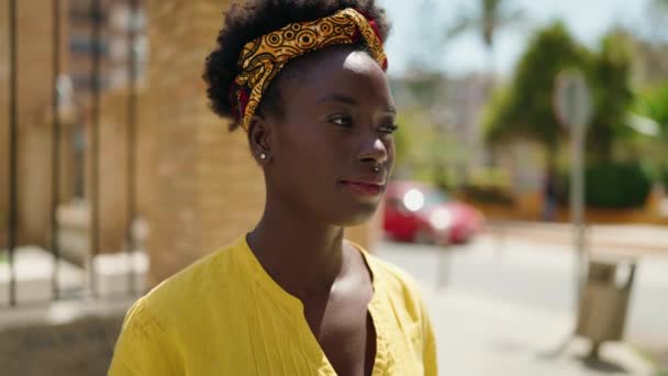 Młoda Afroamerykanka Uśmiecha Się Pewnie Stojąc Ulicy — Wideo stockowe