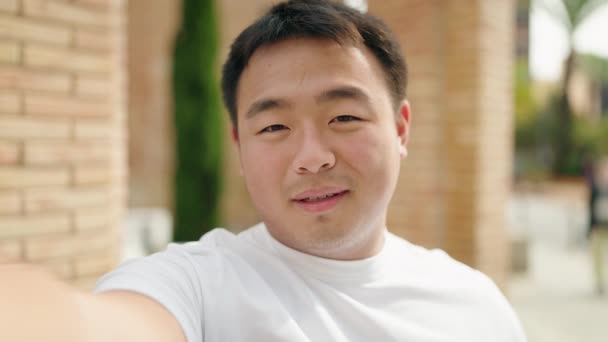 Ung Kinesisk Man Ler Säker Med Videosamtal Gatan — Stockvideo