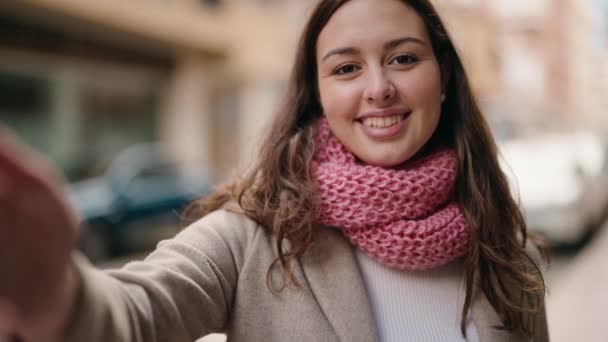 Młoda Kobieta Uśmiecha Się Pewnie Mając Wideo Rozmowy Ulicy — Wideo stockowe