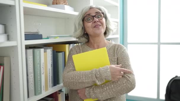 Elinde Kitap Tutan Orta Yaşlı Bir Kadın Üniversite Sınıfına Gelip — Stok video