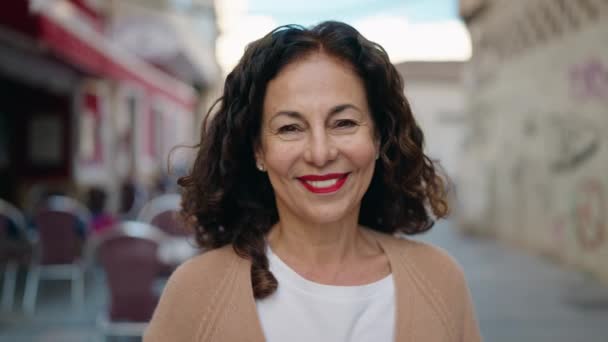 Mujer Mediana Edad Sonriendo Confiada Pie Calle — Vídeos de Stock