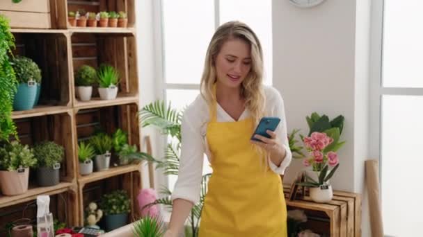 Mladá Blondýna Žena Květinářství Pomocí Smartphone Držení Rostlin Parku — Stock video