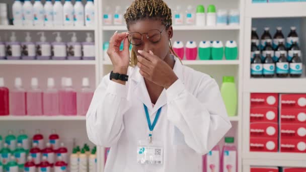 Africano Farmacêutico Mulher Americana Estressado Farmácia — Vídeo de Stock