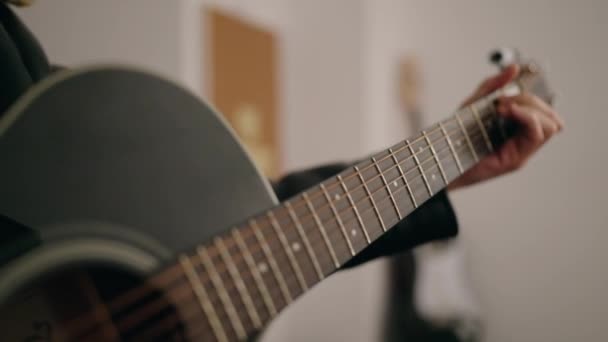 Férfi Zenész Klasszikus Gitáron Játszik Zenei Stúdióban — Stock videók