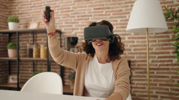Средневековая Женщина Очках Виртуальной Реальности Дома — стоковое видео
