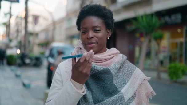 Mladá Africká Americká Žena Usmívá Sebevědomě Mluvit Smartphone Ulici — Stock video