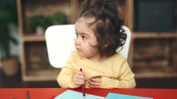 Симпатичная Латиноамериканка Сидящая Столом Рисующая Бумаге Детском Саду — стоковое видео
