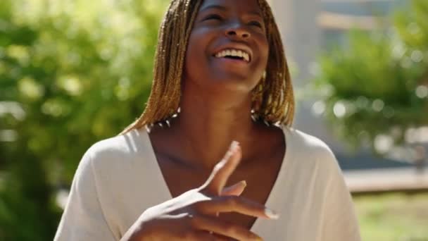 Afro Américaine Femme Souriant Confiant Pointant Doigt Parc — Video