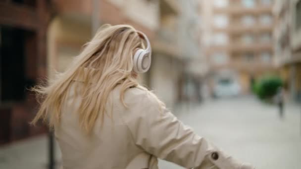 Fiatal Szőke Zenét Hallgat Utcán — Stock videók