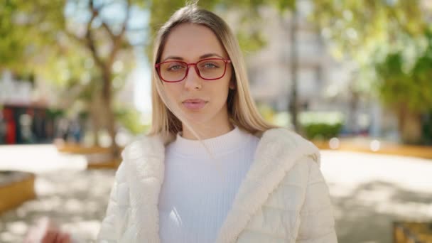 Ung Kvinna Ler Säker Bär Glasögon Parken — Stockvideo