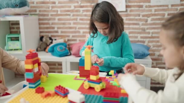 Группа Детей Играющих Строительными Блоками Сидящих Столе Детском Саду — стоковое видео