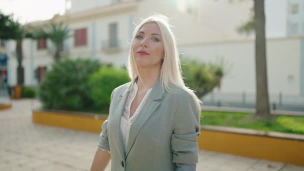 Joven Mujer Rubia Ejecutiva Pie Con Los Brazos Cruzados Gesto — Vídeo de stock
