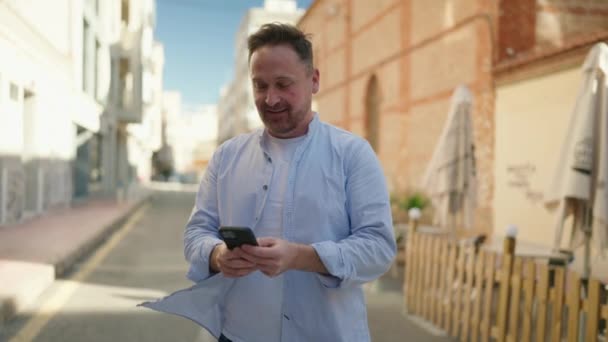Young Caucasian Man Smiling Confident Using Smartphone Street — Stok Video