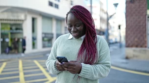 Afrikanerin Mit Geflochtenen Haaren Nutzt Smartphone Auf Der Straße — Stockvideo