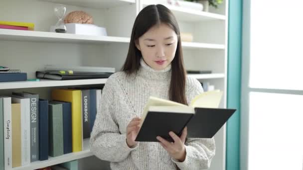 Jeune Étudiante Chinoise Lisant Livre Étudiant Bibliothèque Universitaire — Video