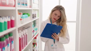 Eczanede çalışan genç ve güzel bir İspanyol kadın eczacı.