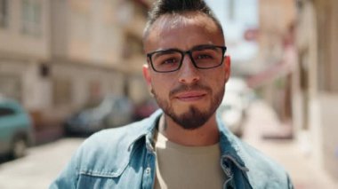 Sokakta kendine güvenen ve gülümseyen İspanyol genç adam.