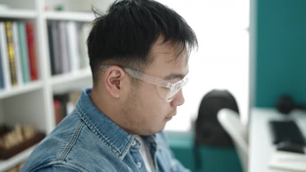 Joven Estudiante Chino Usando Computadora Estresada Universidad Biblioteca — Vídeos de Stock